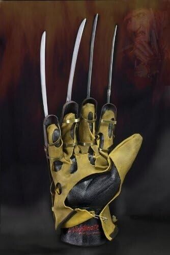 NECA A Nightmare on Elm Street - Freddy's Glove Prop Replica (1984) at King Card Canada